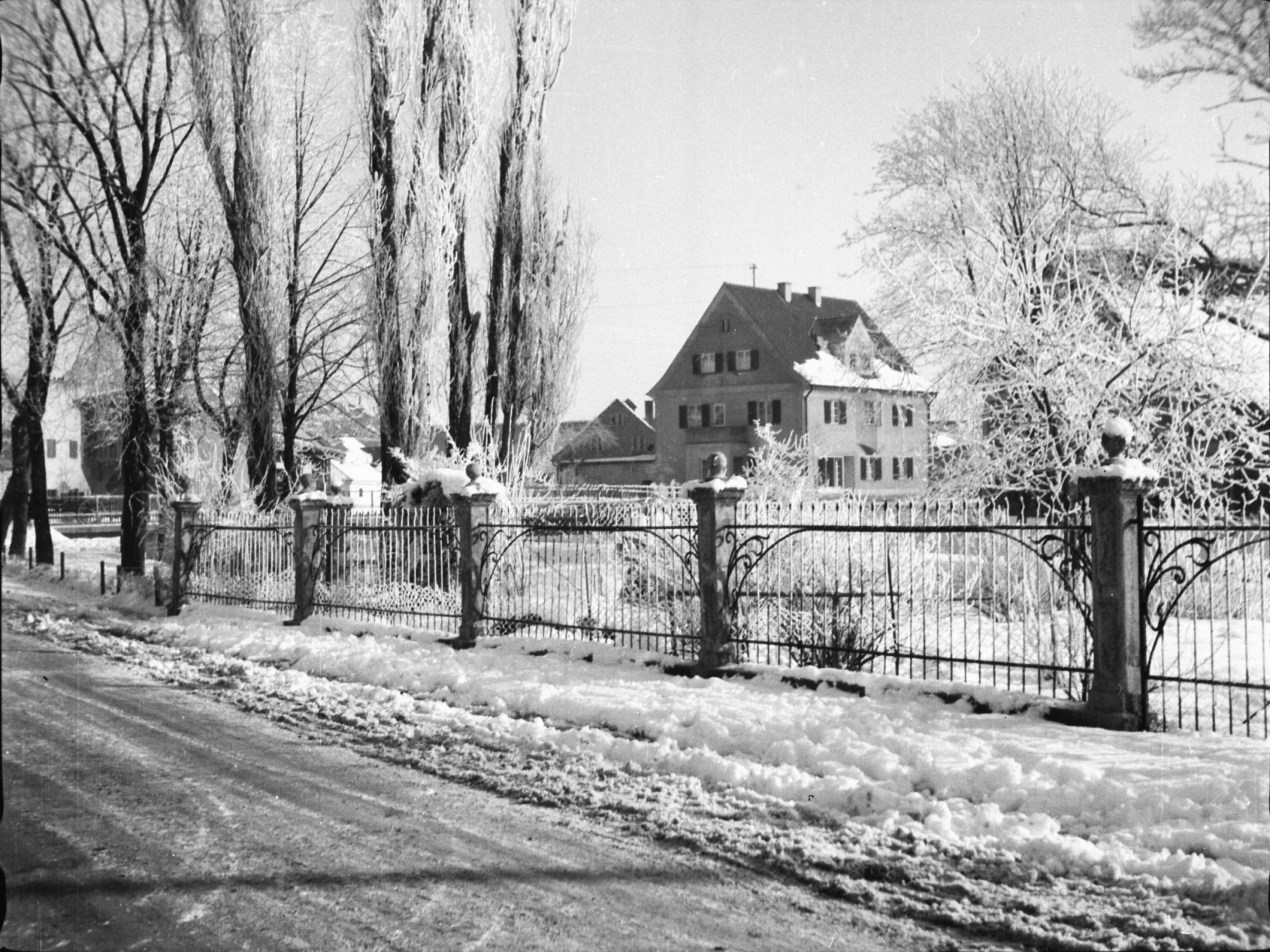 Blick von der Schulstraße Richtung Münchener Straße mit Söckler-Haus (1930er Jahre)